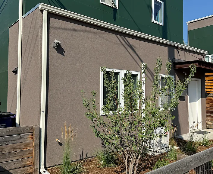 1070 33rd St — Photo 3