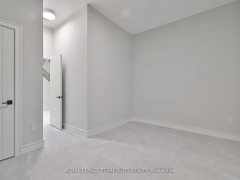 741 Woburn Ave — Photo 38