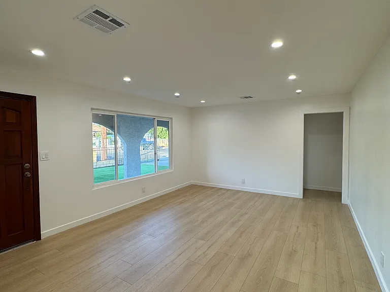 10427 Kewen Ave — Photo 9