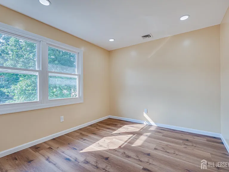 134 Frank St — Photo 13