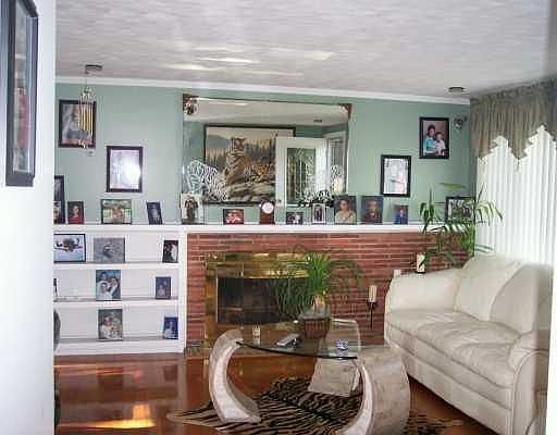 Living room w/ hardwoods