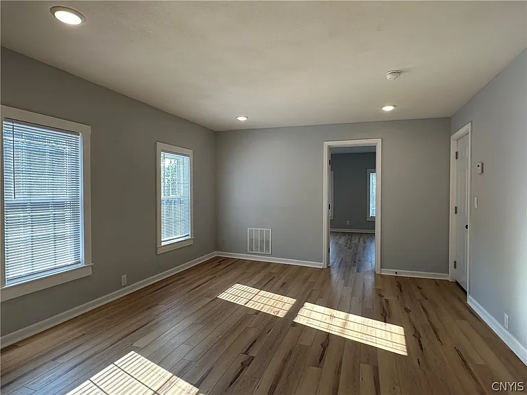 408 E Laurel St — Photo 12