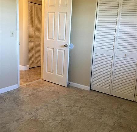 3rd image of 4275 Oak Terrace Dr