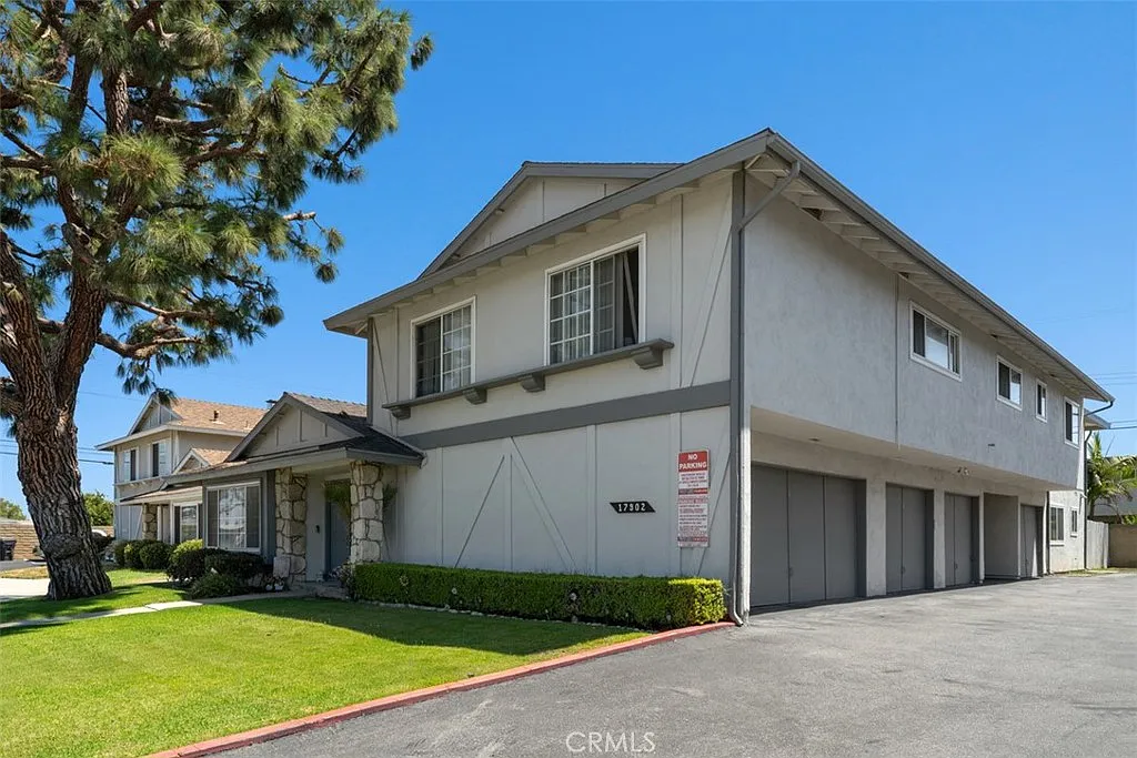2 bed, 1.5 bath, 1032 sqft, $2,900 — Photo 3