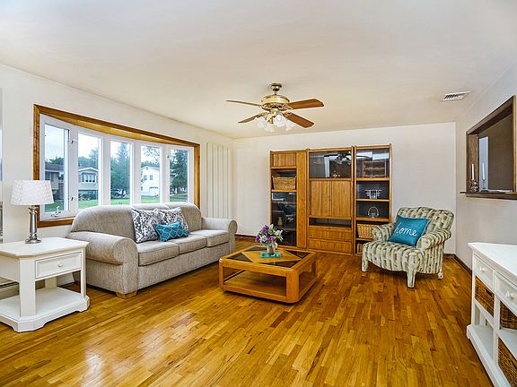 2nd image of 5 Hannah Ln
