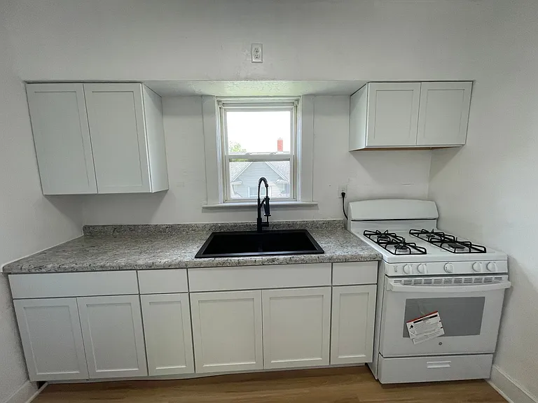 942 Washington St — Photo 3