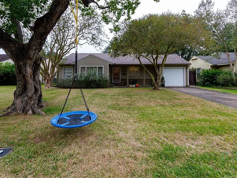 4607 Pine St — Photo 2