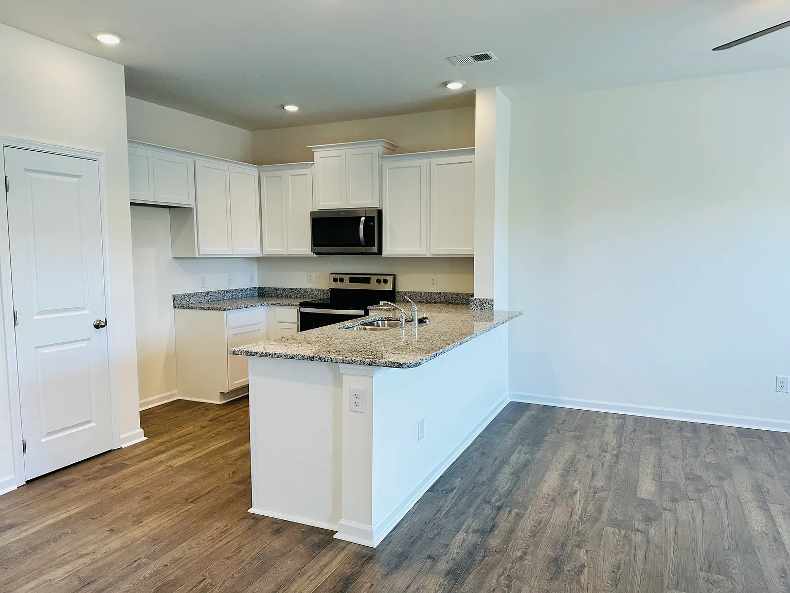 3 bed, 2.5 bath, 1418 sqft, $1,895 — Photo 3