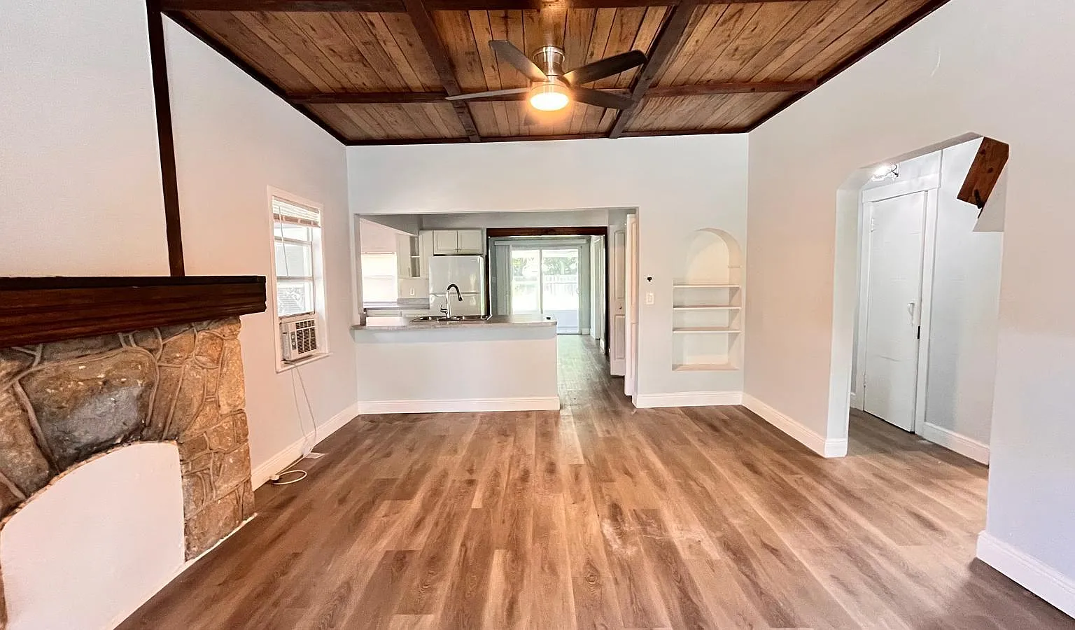 3 bed, 1.0 bath, 1211 sqft, $2,795 — Photo 3