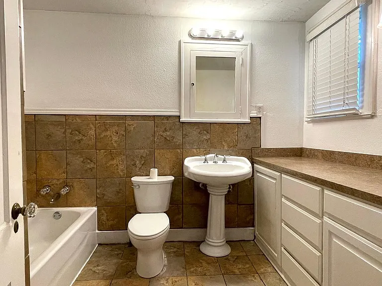 1427 N Woods St — Photo 15