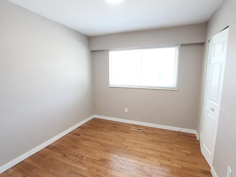 2160 Laurier Ave — Photo 7