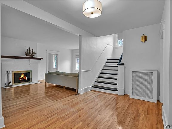 3rd image of 387 Woodbridge Ave