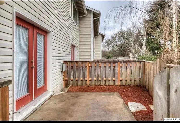 473 NE Conifer Blvd — Photo 13