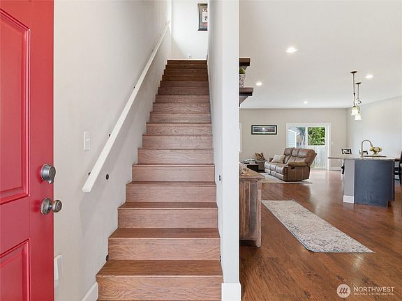 3rd image of 411 Hardefeldt Street SE