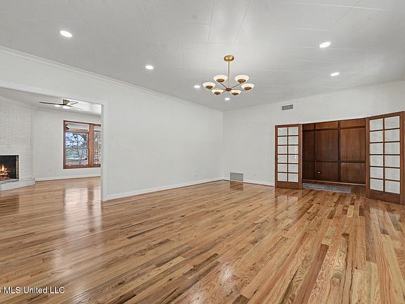 4th image of 400 Manila St