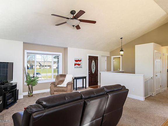 4th image of 11061 Linden Dr NW