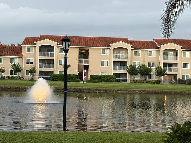 2 bed, 2.0 bath, 1140 sqft, $1,795 — Photo 2