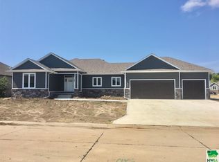 633 Bluestem Trl, Dakota Dunes, SD 57049