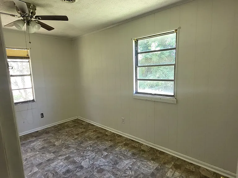 302 Larsen St — Photo 2