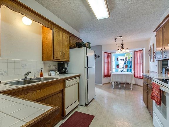 5th image of 108 W North Dr