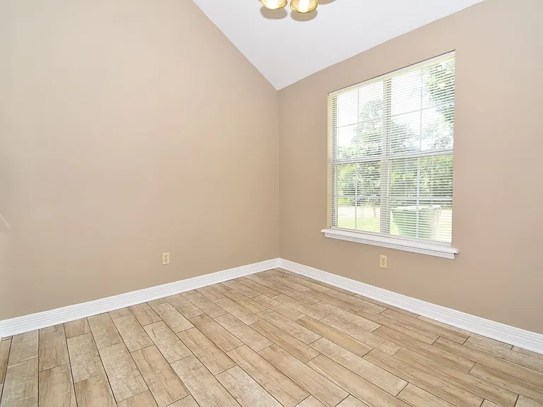 460 E Maryland Ave — Photo 6