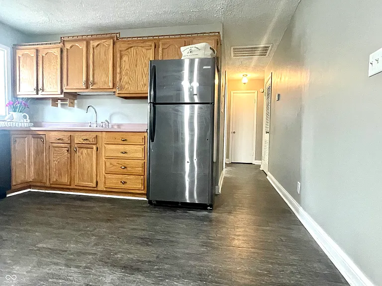 110 N Tyrone Dr — Photo 11