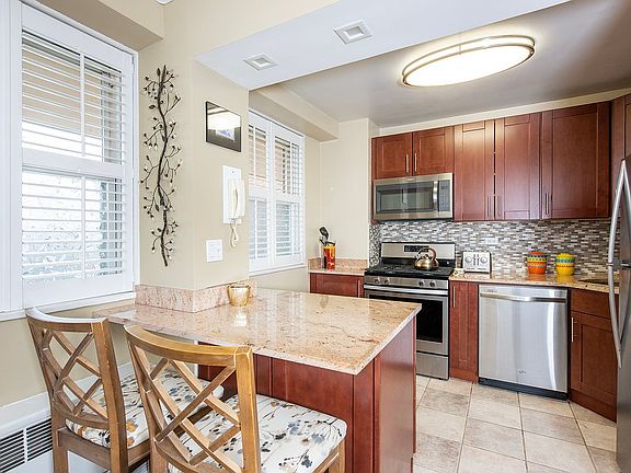 3rd image of 5800 Arlington Ave APT 3L