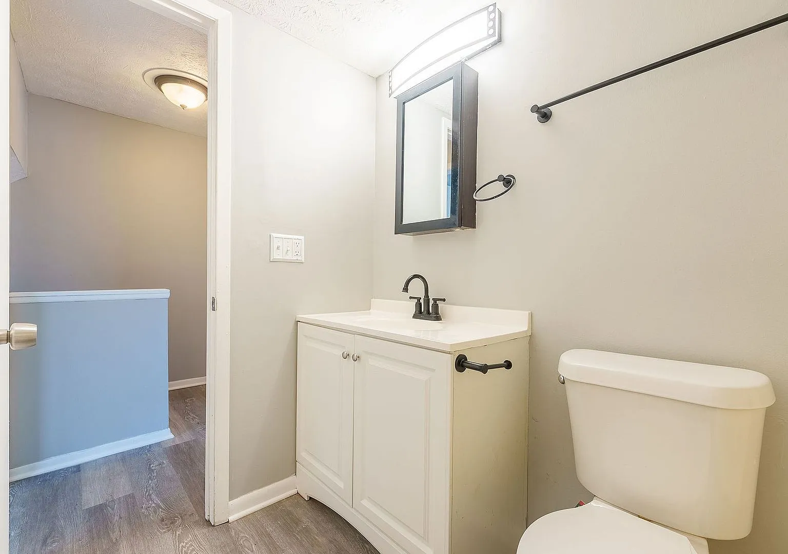 Modern Townhome w/ Full Basement. — Photo 2