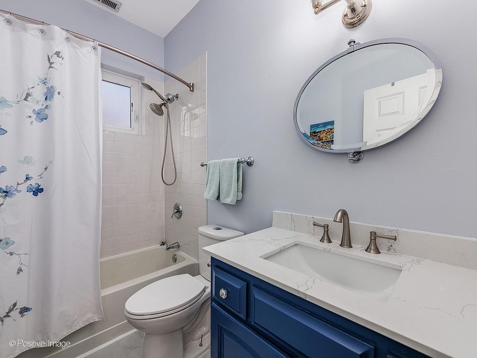 1st image of 2735 N Kenmore Ave APT 2