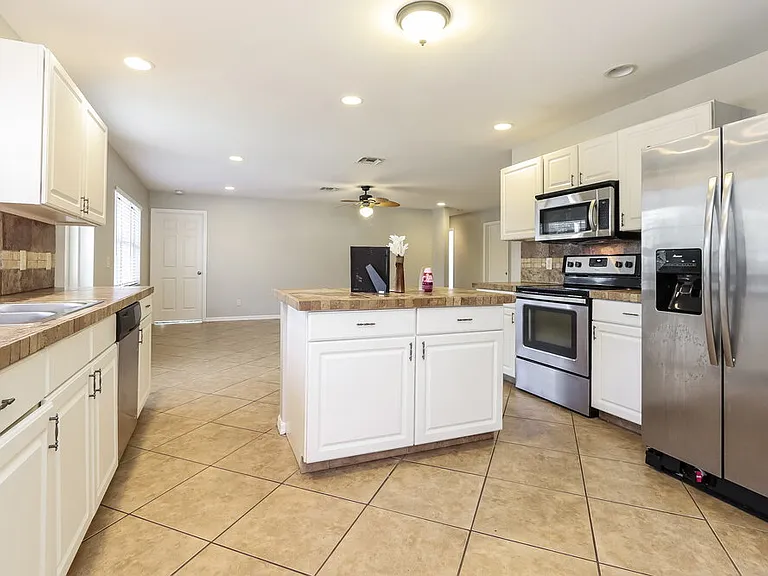1413 SW 11th Pl — Photo 7