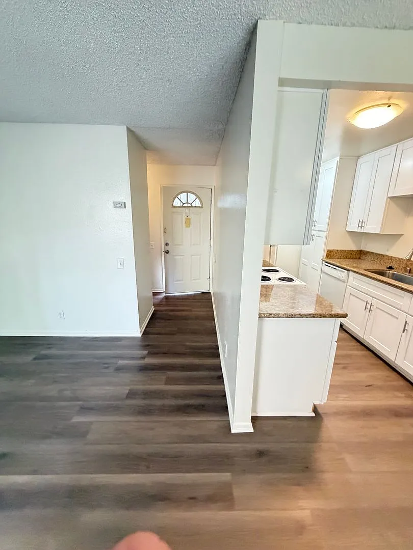 *Spacious 1 Bedroom in La Jolla!* — Photo 4