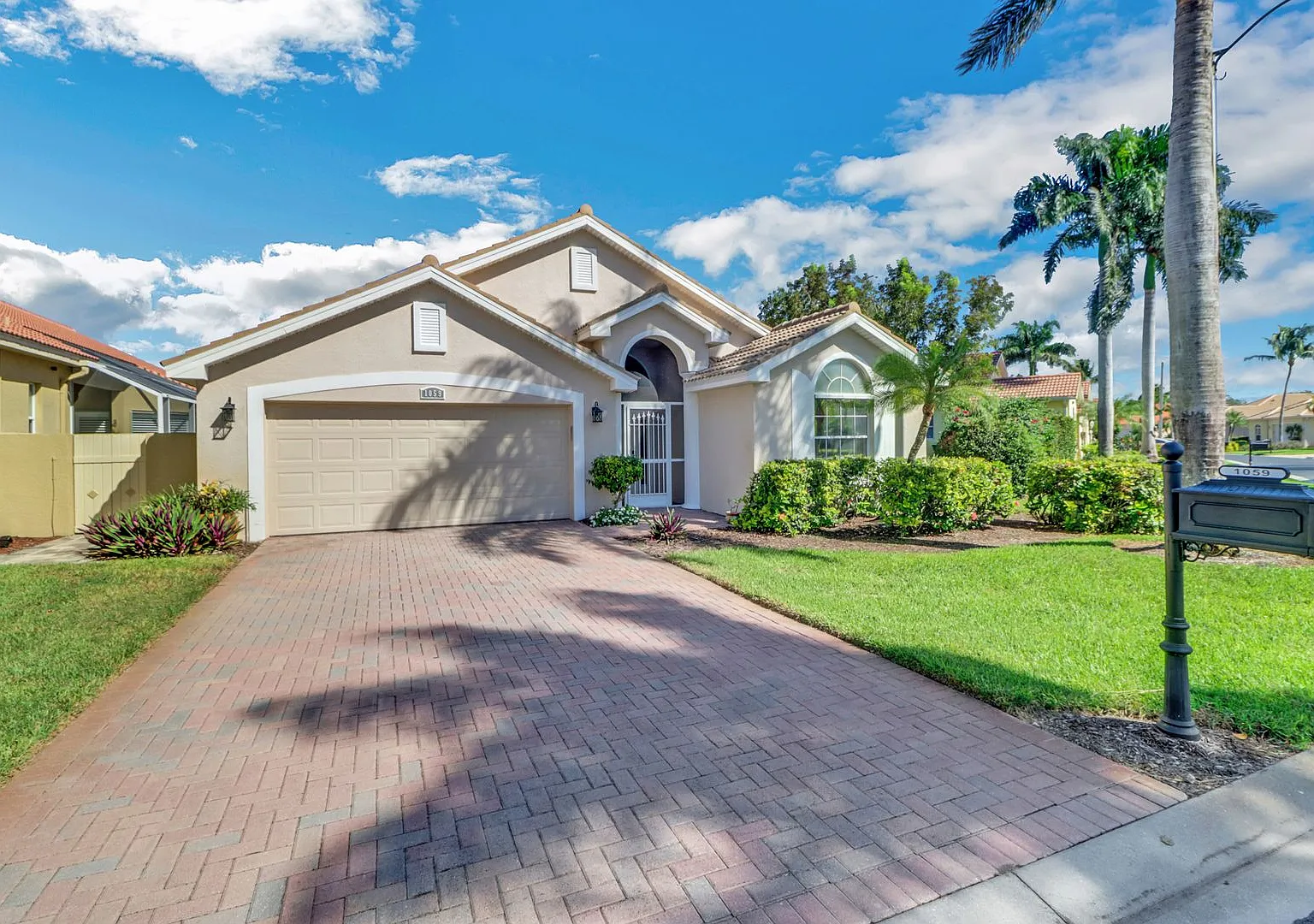 3bed/2.5bath Single Family Pool Home Moon Lake Great Location Mintues To Downtown — Photo 1