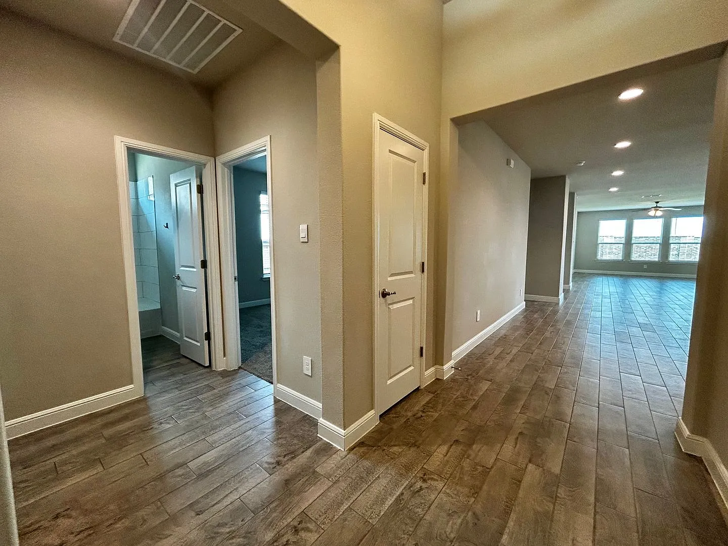 4 Bedroom in Trails of Elizabeth Creek — Photo 2