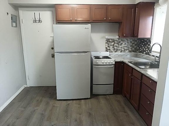 3rd image of 18923 Hilliard Blvd #D4