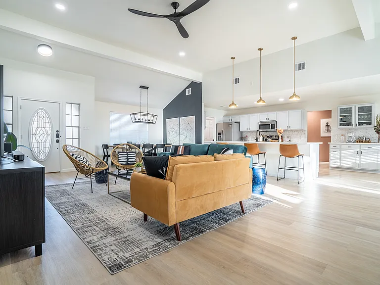 20712 Camel Back St — Photo 4
