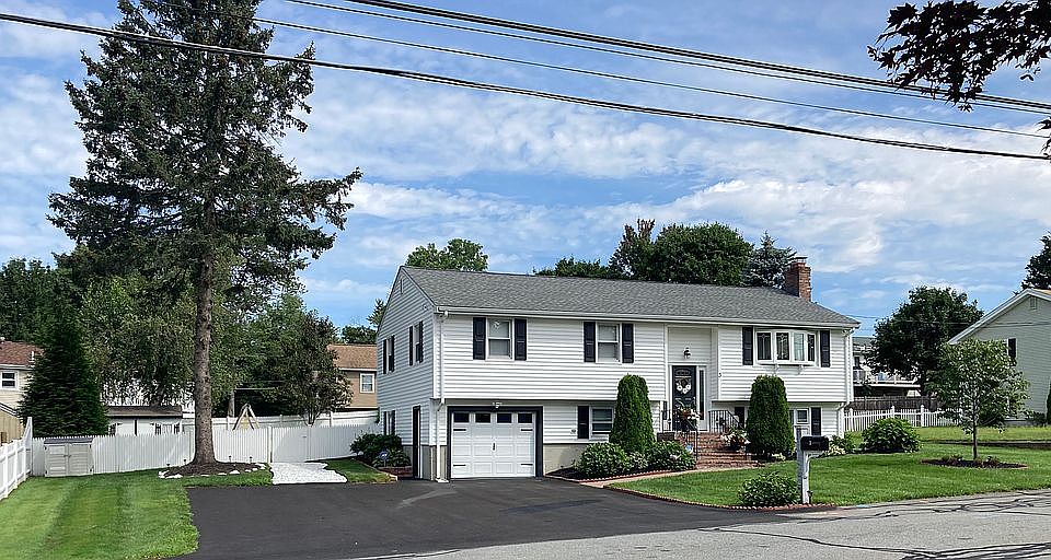 2nd image of 3 Northbrook Cir