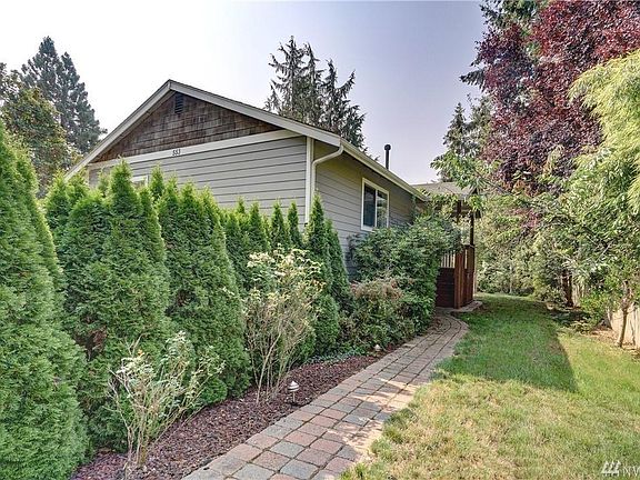 2nd image of 553 Lake Louise Dr SW