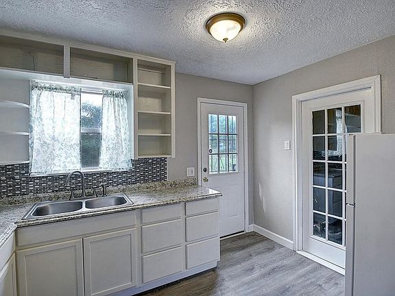 4th image of 1629 Green Grove Dr