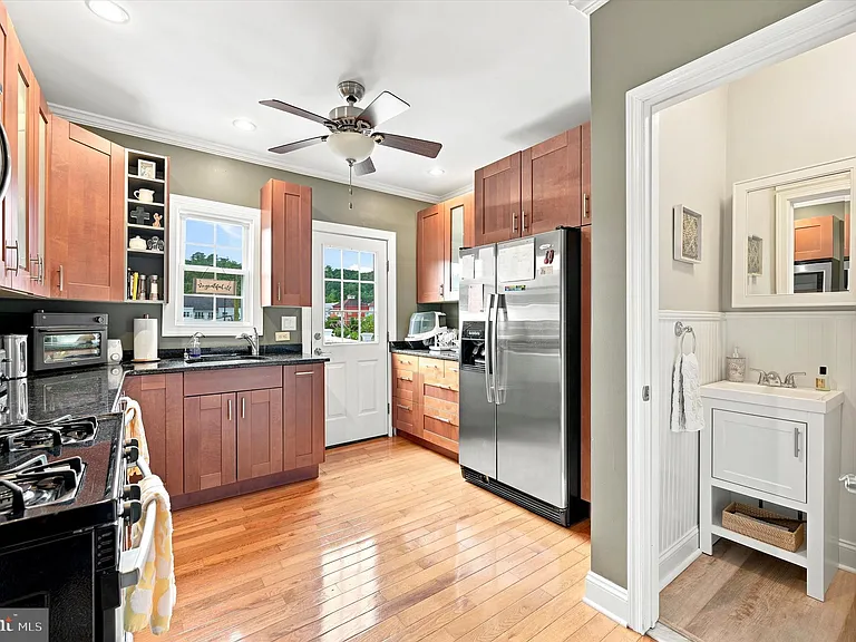 357 E Hector St — Photo 8