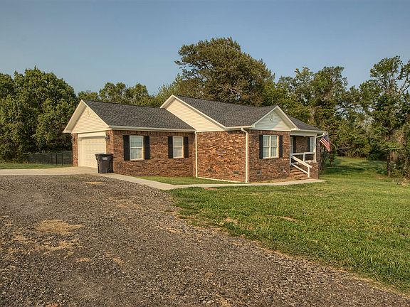 3rd image of 610 Stoneridge Cir