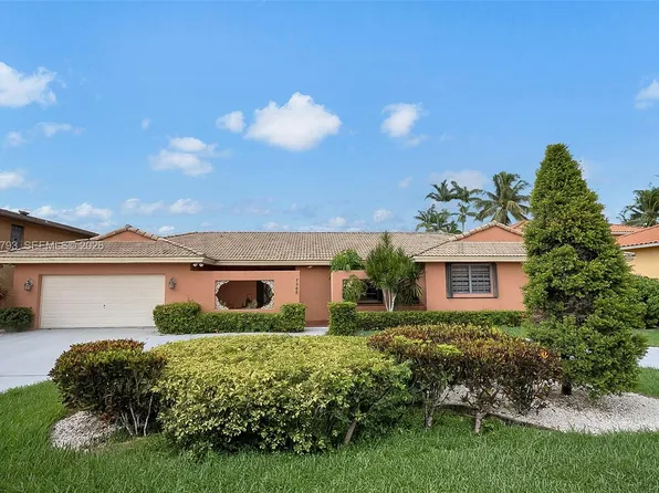 7365 N Augusta Dr, Hialeah, FL 33015
