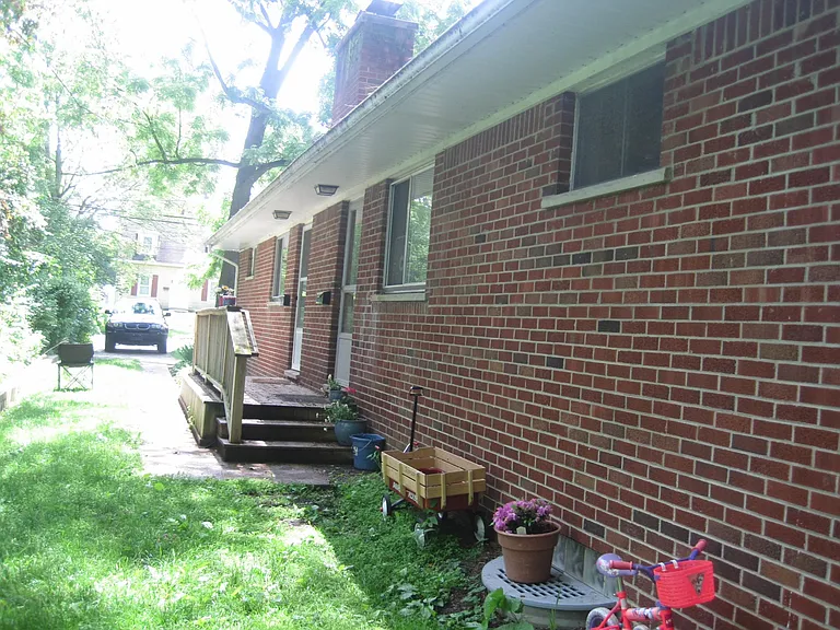 2010 Dexter Ave — Photo 4