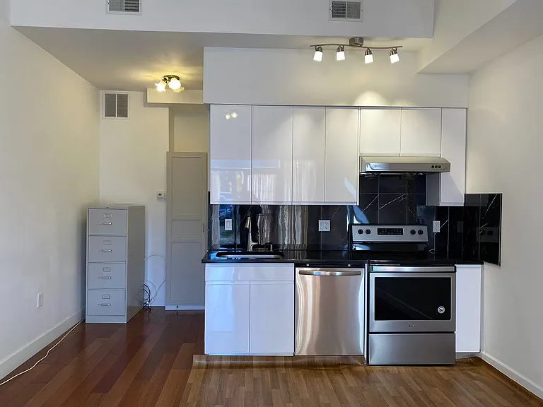 1028 Wood St #1FR — Photo 4