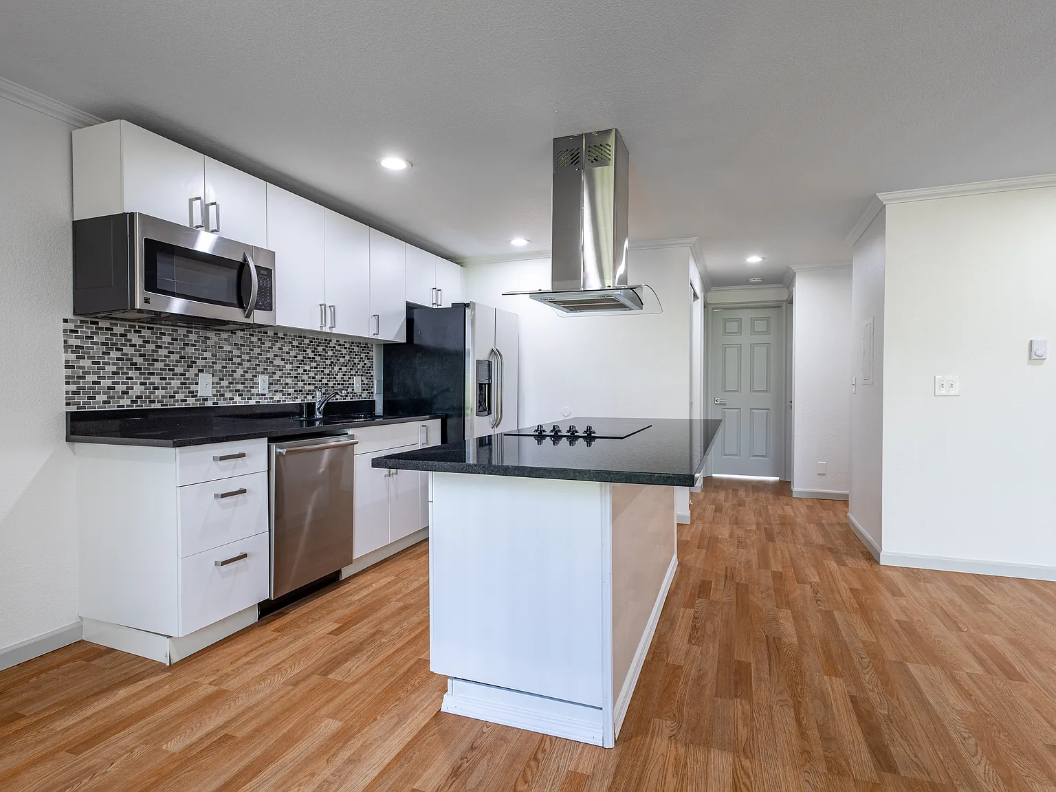 2 bed, 865 sqft, $2,165 — Photo 4