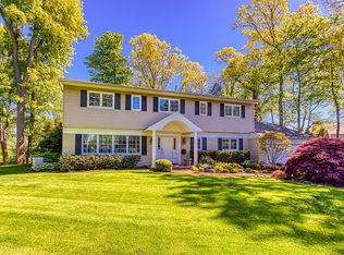 15 Lawn Dr, Roslyn, NY 11576