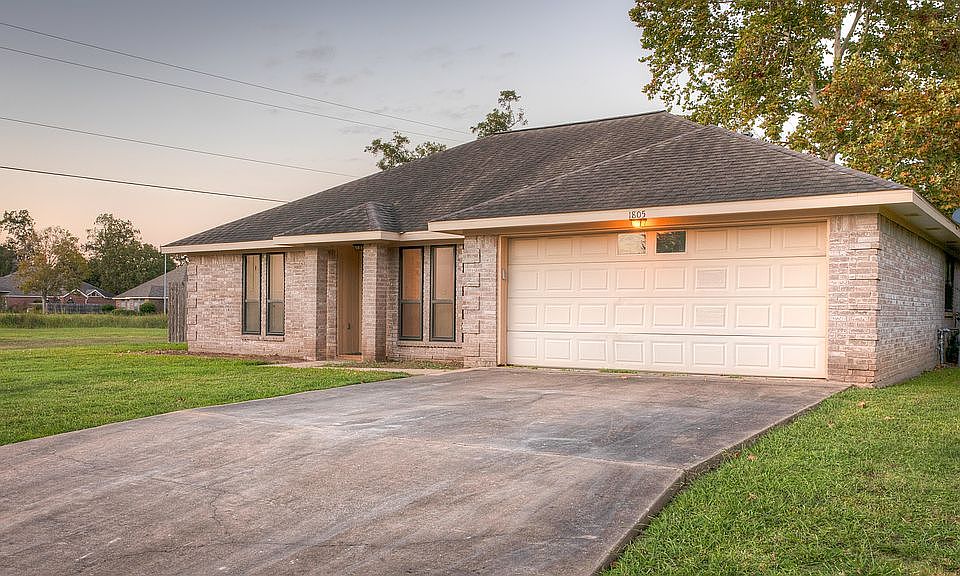 1st image of 1805 Chapel Heights Dr