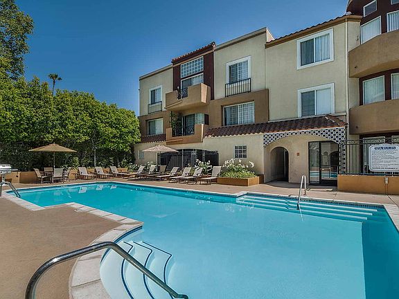 3rd image of 15506 Moorpark St #2228764