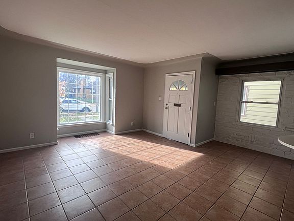 2nd image of 1033 Elliott St SE