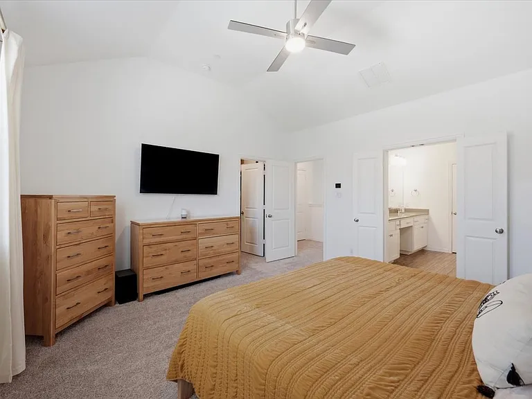 901 Utica Dr — Photo 17