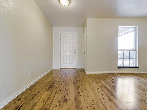 5th image of 1009 San Antonio Dr